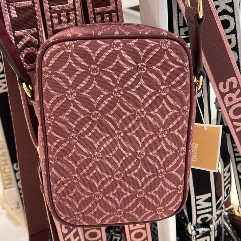 Michael Kors Jet Set Medium Signature Logo Crossbody Bag
Oxbloodl Jacquard
NWT - Picture 16 of 16